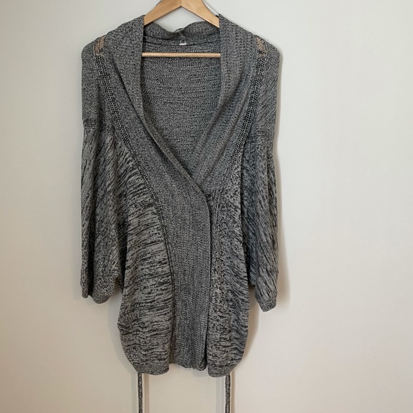 Lululemon grey shawl sweater size 4 - Picture 4 of 5